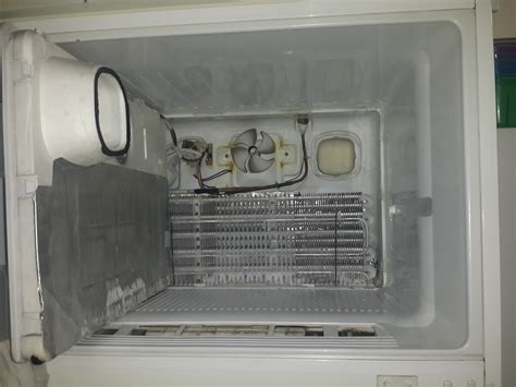 bosch buzdolabının altından su akıyor